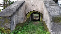 Terlihat Buk Londo hanya tersisa beberapa tembok dan terowongan. Kondisinya yang tua dan berlumut justru membuat lokasi tersebut menarik sebagai objek. Foto: Bayu Ardi Isnanto/detikcom