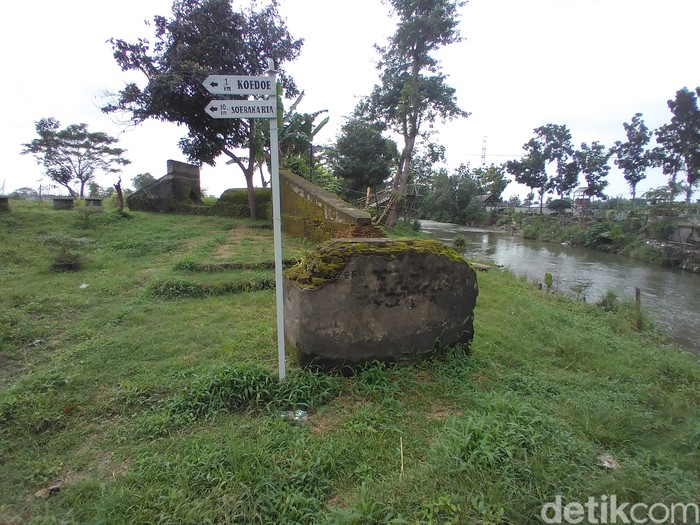 Pemerintahan kolonial Belanda menyisakan sejumlah bukti kemajuan di masa lalu. Salah satunya di bidang pertanian, yakni dengan dibangunnya saluran irigasi di kawasan Baki, Sukoharjo yang kini dikenal dengan nama Buk Londo.