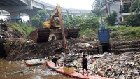 Sampah tersebut dikeruk dengan alat berat.