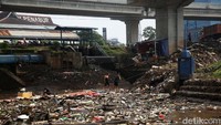 Sampah ini merupakan sisa banjir yang mengalir di Kali Sunter.