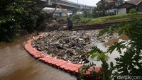 Sampah tersebut berupa kayu, plastik, dll.