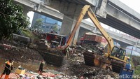 Pengerukan tersebut bertujuan agar sampah yang menumpuk tidak menghambat aliran air di Kali Sunter.