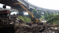 Sampah diangkat dan dipindahkan ke truk.