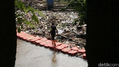 Sampah Sisa Banjir di Kali Sunter Dikeruk