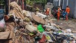 Sampah Sisa Banjir Menumpuk di Petogogan