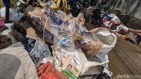 Sampah tersebut terbawa banjir di kawasan tersebut sejak Sabtu hingga Minggu pekan lalu.