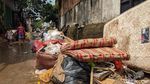 Sampah Sisa Banjir Menumpuk di Petogogan