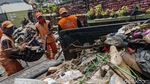 Sampah Sisa Banjir Menumpuk di Petogogan