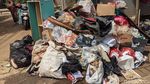 Sampah Sisa Banjir Menumpuk di Petogogan