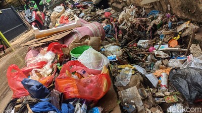 Sampah Sisa Banjir Menumpuk di Petogogan