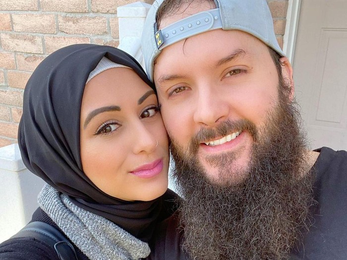 Sana Saleh Pasangan muslim suami istri yang berasal dari Toronto, Ontario, Kanada ini yang dikenal karena konten edukasi di TikTok dan YouTube. Kini keduanya membuat gebrakan terbaru dengan terjun ke dunia industri hijab.