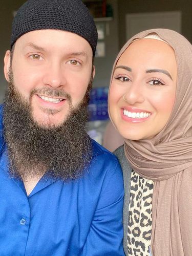 Pasangan muslim suami istri yang berasal dari Toronto, Ontario, Kanada ini yang dikenal karena konten edukasi di TikTok dan YouTube. Kini keduanya membuat gebrakan terbaru dengan terjun ke dunia industri hijab.