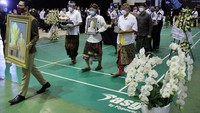 Setelah upacara selesai, jenazah almarhum I Gede Ardika dibawa ke TPU Cikadut untuk dikremasi. Yudha Maulana/detikcom.