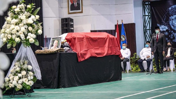 Sandiaga Uno Antar Kepergian Menpar Era Gusdur-Megawati Menparekraf Sandiaga Uno melepas jenazah almarhum I Gede Ardika di Dom Sekolah Tinggi Pariwisata (STP) Bandung. I Gede Ardika merupakan mantan Menpar periode 2000-2004.