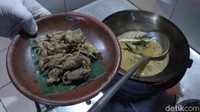 untuk masakan dipakai rempah-rempah khas Jawa, seperti halnya untuk memasak tongseng emprit. Memakai bumbu seperti lengkuas, kunyit, salam, merica, bawang merah dan bawang putih. Foto: Pradito Rida Pertana/detikcom