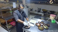 Beberapa makanan tradisional khas yang ada di serat centhini, salah satunya olahan burung emprit. Namun, untuk penyesuaian menu tersebut dimodifikasi menjadi tongseng emprit. Foto: Pradito Rida Pertana/detikcom