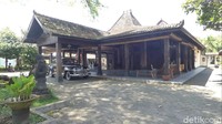Rumah makan di Kabupaten Bantul bernama Waroeng Dhahar Pulosegaran menyajikan menu yang tertulis dalam serat centini. Salah satunya olahan burung emprit yang sedap meresap bumbunya. Foto: Pradito Rida Pertana/detikcom