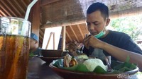 Salah satu pelanggan yakni Sholikin (41), warga Kota Yogyakarta mengaku baru pertama kali mencicipi tongseng emprit. Dia menilai rasa tongseng emprit condong lebih ke rasa gurih. Foto: Pradito Rida Pertana/detikcom