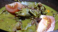  Tampilan tongseng emprit yang disajikan dengan kuah kental dan berbumbu pekat. Rasanya mirip tongseng kambing namun lebih gurih. Foto: Pradito Rida Pertana/detikcom
