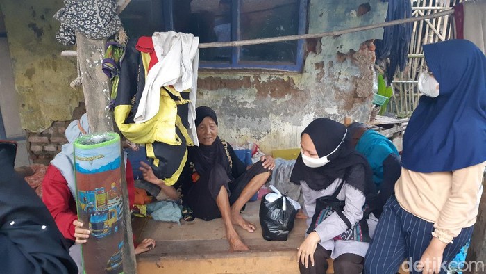 Sejumlah milenial di Serang membantu warga lanjut usia.s
