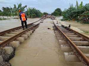 Seluruh Jadwal KA Jarak Jauh dari Jakarta Hari Ini Dibatalkan Karena Banjir