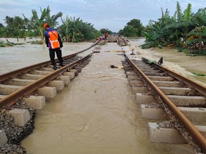 Seluruh Jadwal KA Jarak Jauh dari Jakarta Hari Ini Dibatalkan Karena Banjir