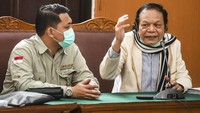 Kuasa hukum Rizieq Shihab Alamsyah Hanafiah (kanan) bersama Muhammad Kamil Pasha (kiri) menyampaikan gugatannya saat sidang gugatan praperadilan terkait penetapan tersangka dan penahanan Rizieq Shihab di Pengadilan Negeri Jakarta Selatan, Senin (22/2/2021).