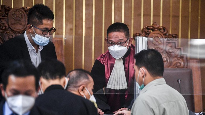 SIDANG PRAPERADILAN RIZIEQ SHIHAB Kuasa hukum Rizieq Shihab Alamsyah Hanafiah (kanan) bersama tim kuasa hukum lainnya menyampaikan gugatannya saat sidang gugatan praperadilan terkait penetapan tersangka dan penahanan Rizieq Shihab di Pengadilan Negeri Jakarta Selatan, Senin (22/2/2021). Majelis hakim menunda sidang gugatan praperadilan tersebut dikarenakan pihak pemohon salah mengirimkan surat gugatan, sehingga sidang akan dilanjutkan kembali pada 1 Maret 2021. ANTARA FOTO/Muhammad Adimaja/aww.