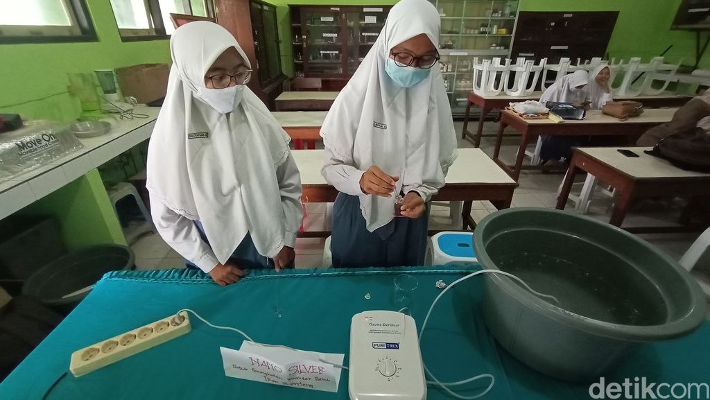 Siswa peneliti larva bandeng