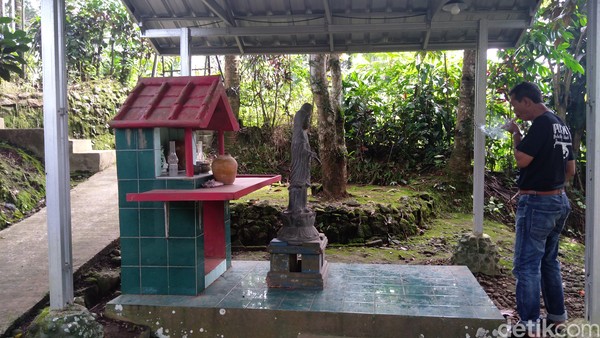 Menurut juru kunci bernama Tunggul, hampir setiap hari banyak pengunjung yang datang ke lokasi itu. Tujuannya macam-macam, ada yang sekedar foto-foto atau berwisata, ada pula yang semedi dan menginap beberapa hari. (Foto: Vandi Romadhon/detikcom) Menurut juru kunci bernama Tunggul, hampir setiap hari banyak pengunjung yang datang ke lokasi itu. Tujuannya macam-macam, ada yang sekedar foto-foto atau berwisata, ada pula yang semedi dan menginap beberapa hari. (Foto: Vandi Romadhon/detikcom)