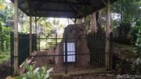 Keunikan batu itu adalah sebaris kalimat yang terukir diatas batu dengan aksara pallawa. Saat ini, tulisan sudah kabur dan hampir tak terlihat karena proses alam, namun dulu tulisan itu terbaca jelas.  (Foto: Vandi Romadhon/detikcom)