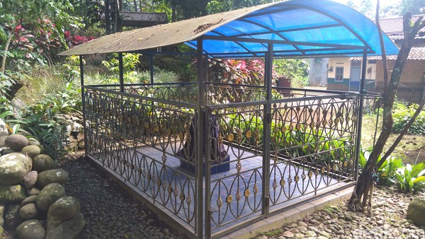 Batu besar yang berada di dukuh pangebonan Desa Cipaku, Kecamatan Mrebet, Kabupaten Purbalingga, Jawa Tengah menyisakan berbagai misteri. (Foto: Vandi Romadhon/detikcom) Batu besar yang berada di dukuh pangebonan Desa Cipaku, Kecamatan Mrebet, Kabupaten Purbalingga, Jawa Tengah menyisakan berbagai misteri. (Foto: Vandi Romadhon/detikcom)