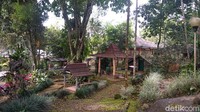 Menurut salah satu budayawan Purbalingga, Igo Saputra, ada dugaan tulisan di situs batu tulis Cipaku itu merupakan nama dari bangsawan kerajaan Tarumanegara yang berpusat di Jawa Barat. Itu dikaitkan dengan temuan batu bertulis juga di Sungai Ciaruteun. (Foto: Vandi Romadhon/detikcom)