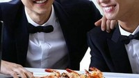 Selain itu, Song Joong Ki juga dipercaya menjadi Brand Ambassador Pizza merek Domino bersama rekannya yaitu Park Bo Gum. Foto: Instagram Song Joong Ki