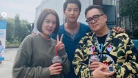 Seperti momen ngopi yang Song Joong Ki lakukan bersama kedua rekannya. Mereka tampak akrab dalam foto tersebut. Foto: Instagram Song Joong Ki