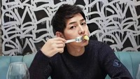 Song Joong Ki berperan sebagai pengacara dalam drama tersebut. Mantan suami Song Hye Ko ini tampil menawan di episode perdananya. Foto: Instagram Song Joong Ki