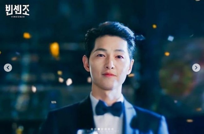 Song Joong Ki memesona dengan ketampanannya di dua episode perdana Vincenzo. Aktor 35 tahun itu juga menunjukkan kemampuannya berbahasa Italia. Song Joong Ki terlihat beberapa kali marah-marah dalam bahasa Italia. Foto: Dok. tvN