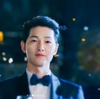 Song Joong Ki memesona dengan ketampanannya di dua episode perdana Vincenzo. Aktor 35 tahun itu juga menunjukkan kemampuannya berbahasa Italia. Song Joong Ki terlihat beberapa kali marah-marah dalam bahasa Italia. Foto: Dok. tvN