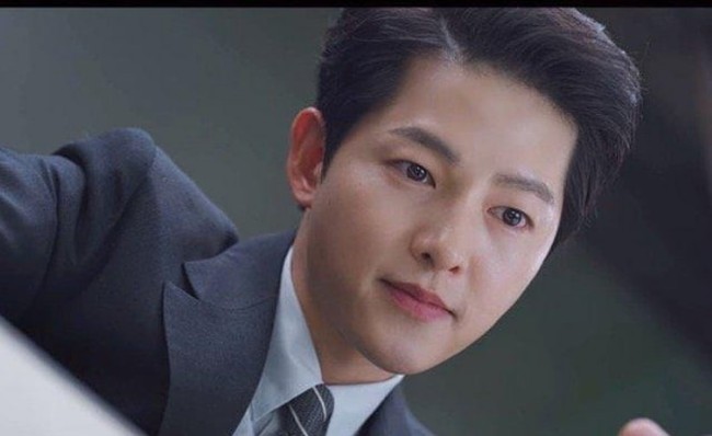 Song Joong Ki dikisahkan memutuskan kembali ke Korea Selatan setelah ayah angkatnya meninggal dunia. Kembali ke negara asalnya, dia memiliki misi menghancurkan sebuah gedung. Foto: Dok. tvN