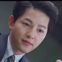 Song Joong Ki dikisahkan memutuskan kembali ke Korea Selatan setelah ayah angkatnya meninggal dunia. Kembali ke negara asalnya, dia memiliki misi menghancurkan sebuah gedung. Foto: Dok. tvN