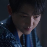Penampilan Song Joong Ki sebagai pengacara mafia bernama Vincenzo mencuri atensi penggemar drama Korea. Penayangan episode satu Vincenzo langsung mencetak rekor rating fantastis. Foto: Dok. tvN
