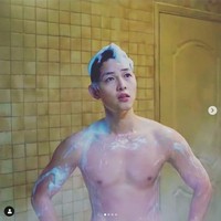 Pada episode satu Vincenzo yang tayang Sabtu (20/2/2021) malam, penonton langsung dimanjakan dengan sederet penampilan memesona Song Joong Ki. Salah satunya adegan Song Joong Ki topless saat mandi. Adegan yang terkesan seksi ini nyatanya malah berakhir kocak karena Song Joong Ki harus berurusan dengan shower yang rusak. Foto: Dok. tvN