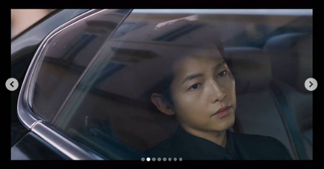 Dalam drama Korea Vincenzo, Song Joong Ki berperan sebagai Vincenzo Cassano, seorang pengacara/penasihat mafia. Dia bertahun-tahun tinggal di Italia setelah ibu kandungnya membuangnya ke panti asuhan, kemudian diadopsi seorang mafia Italia. Foto: Dok. tvN