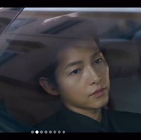 Dalam drama Korea Vincenzo, Song Joong Ki berperan sebagai Vincenzo Cassano, seorang pengacara/penasihat mafia. Dia bertahun-tahun tinggal di Italia setelah ibu kandungnya membuangnya ke panti asuhan, kemudian diadopsi seorang mafia Italia. Foto: Dok. tvN