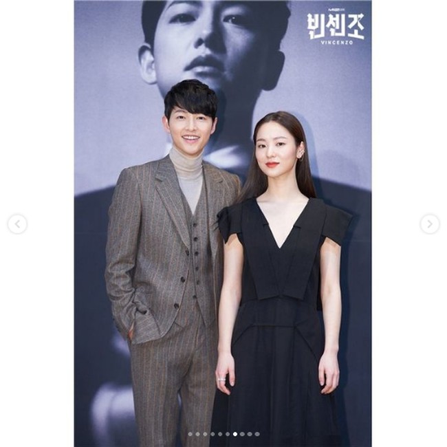 Song Joong Ki berpose bersama lawan mainnya Jeon Yeo Been. Jeon Yeo Been terpilih menjadi pasangan mantan suami Song Hye Kyo itu dalam drama Korea Vincenzo. Dia berperan sebagai pengacara cerdas nan cantik bernama Hong Cha Young. Foto: Dok. tvN