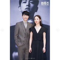 Song Joong Ki berpose bersama lawan mainnya Jeon Yeo Been. Jeon Yeo Been terpilih menjadi pasangan mantan suami Song Hye Kyo itu dalam drama Korea Vincenzo. Dia berperan sebagai pengacara cerdas nan cantik bernama Hong Cha Young. Foto: Dok. tvN