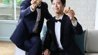 Keduanya tampak tampan saat melakukan photoshoot dengan udang yang menjadi topping pizza Domino. Foto: Instagram Song Joong Ki