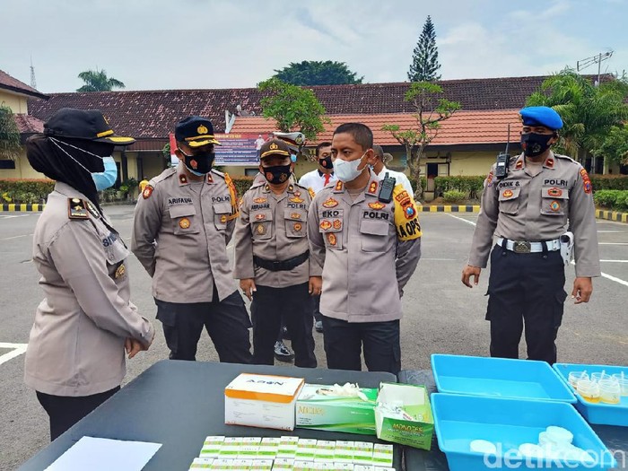 Sebanyak 400 anggota Polresta Kediri menjalani tes urine. Ini sebagai bentuk pencegahan pengedaran dan penggunaan narkoba.