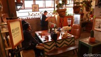 Di The Hallway ini juga ada kedai kopi berkonsep industrial dengan suasana jadul. 