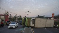 Kecelakaan truk tersebut terjadi diduga akibat supir mengantuk sehingga menabrak pembatas jalan dan terbalik menutup badan jalan sehingga jalur lalu lintas pun dialihkan.